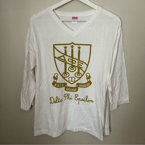 Delta Phi Epsilon Tee 3/4 Sleeves Graphic Print DPhiE Casual White Gold Crest - Picture 1 of 7